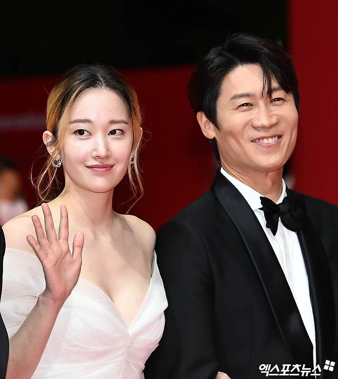 Busan, ) The opening ceremony of the 27th Busan International Film Festival (BIFF) was held at the Udong Film Hall in Busan Metropolitan City on the afternoon of the 5th.Actor Jeon Jongseo and Jin Seon-kyu, who attended the event, walk through Red Carpet.
