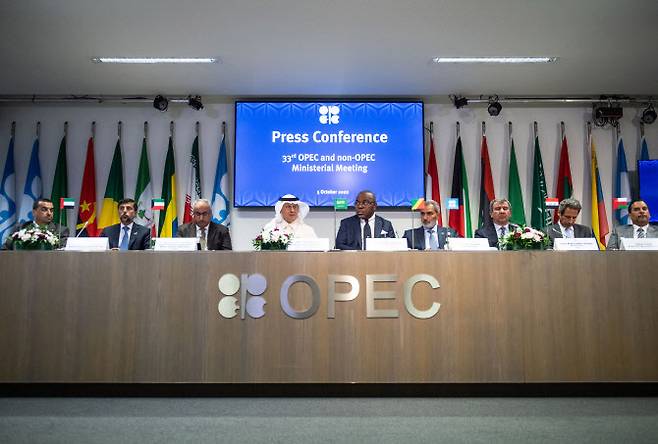 석유수출국기구(OPEC)와 러시아 등 비(非)OPEC 주요 산유국들의 협의체인 OPEC+가 5일(현지시간) 오스트리아 빈에 있는 OPEC 본부에서 장관급 회의를 연 이후 기자회견을 하고 있다. (사진=AFP 제공)