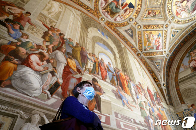 코로나19 방역 완화로 운영을 재개한 2020년 6월 바티칸에서 한 여성 관광객이 마스크를 착용한 채 바티칸 박물관 내부를 관람하고 있다. ⓒ 로이터=뉴스1 ⓒ News1 김성식 기자