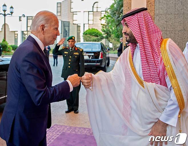 사우디아라비아를 방문한 조 바이든 미국 대통령이 지난 7월 15일(현지시간) 제다 왕궁에서 무함마드 빈 살만 사우디 왕세자와 만나 주먹인사를 나누고 있다. ⓒ AFP=뉴스1 ⓒ News1 우동명 기자