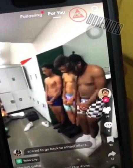 속옷을 입은 흑인 학생 세 명이 두 손을 모으고 고개를 숙인 채 서 있다. 출처=트위터 캡처