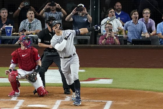 뉴욕 양키스 애런 저지(오른쪽)가 5일 텍사스전에서 시즌 62호 홈런을 쏘아 올리고 있다. 아메리칸리그 최다 홈런 신기록이다. [AP=연합뉴스]