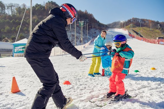휘닉스평창은 올겨울 가족 이용객에 집중한다. 어른이 시즌권을 사면, 19세까지 자녀용 시즌권을 무료로 준다. 자녀는 스키 장비 대여도 무료다. 사진 휘닉스호텔앤드리조트