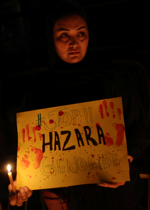 한 하자라족 여성이 지난달 30일(현지시간) 인도 뉴델리에 위치한 유엔난민기구(UNHCR) 사무실 앞에서 “하자라족 말살을 멈춰라”라고 쓰인 팻말을 들고 항의 시위를 벌이고 있다. 로이터연합뉴스