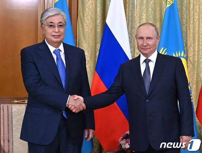 (소치 AFP=뉴스1) 우동명 기자 = 블라디미르 푸틴 러시아 대통령이 카심-조마르트 토카예프 카자흐스탄 대통령과 회담을 하며 악수하고 있다. ⓒ AFP=뉴스1 Copyright (C) 뉴스1. All rights reserved. 무단 전재 및 재배포 금지.