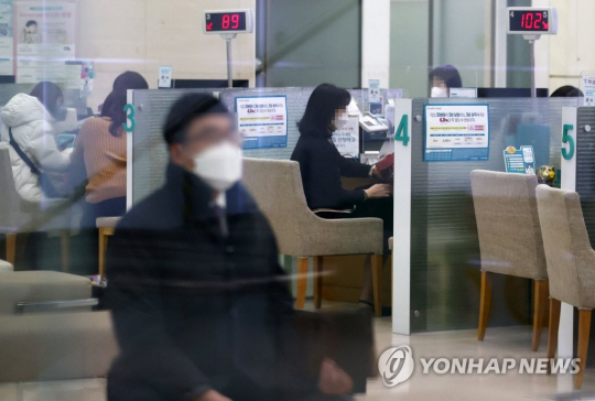 은행 대출 창구에서 대기하는 고객. 연합뉴스 자료사진