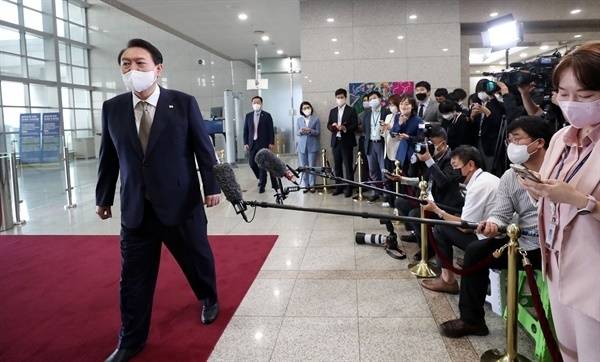 윤석열 대통령(왼쪽)이 지난달 29일 오전 서울 용산 대통령실 청사에서 기자들과 질의응답을 마친 뒤 집무실로 향하고 있다. 연합뉴스