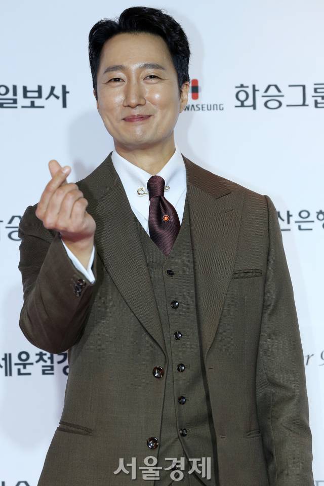 배우 박해일이 6일 오후 부산 해운대구 시그니엘 부산에서 열린 '2022 부일영화상'(2022 BUIL FILM AWARDS) 레드카펫에서 포즈를 취하고 있다. / 사진=김규빈 인턴기자