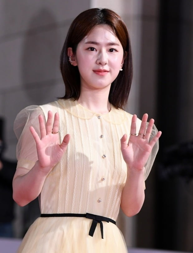 The entertainment industry and accidents are still constant, and at that time, it seems that the return to the big issue mall is over, but it often shines back on the face.Actor Park Hye-soo, who was quietly spending self-restraint time over allegations of school violence, announced the start of his return.The appearance of the face is like a formalization of returning to the entertainment industry.Park Hye-soo was embroiled in allegations of school violence earlier last year.In this regard, the agency said it would take legal action, saying that the allegations raised online are false.Also on February 24, the self-styled Victims meeting said that they had been in contact with them, and that they had a situation to suspect that they were malicious joint actions to promote economic profits.At that time, the article posted from online community became a school violence signal.According to an online community post in February last year, an article entitled How do you know that you have been schooled by a female entertainer without evidence?I have experienced school violence for a woman actor who is good at a pure image now, said A. (Woman Actor) threw the lunch box that my mother had wrapped up in a 10-story building and laughed and laughed, and grabbed my hair and cut my head with scissors in front of the school table to make a laugh.I put the preservative in the seasoning in my mouth and swallowed it, and I grabbed my hair. In particular, when clues about the actor such as from prestigious universities, below 165, and from Daecheong Middle School appeared quickly, some netizens speculated that it was not Park Hye-soo, who had a controversy about school violence at the time of appearing in SBS survival program K Pop Star.Since then, Park Hye-soo has been posted on the online community post of Korea University, which graduated from Park Hye-soo.Park Hye-soo strongly denied and predicted legal action through SNS, saying that it was a malicious false fact, but Mr. A also refuted his SNS by posting articles such as Scary and Victim cosplay (victim cosplay).The courtroom is still pending over the current Park Hye-soo-related School violence allegations.The problem here is that the results of the suspicion have not yet come out, and the start of the return has been announced.Park Hye-soo appears in about two years as the official event of the 27th Busan International Film Festival (BIFF) Today - Vision of Korean Film, a new Korean film (GV) with the audience of You and I.Actor Hyun Chul Jo directed the movie You and I is a teen movie about the love and friendship of high school girls on the eve of high school excursions.Kim Si-eun and Park Hye-soo, starring in the movie Next Sohee, invited to the Cannes Film Festival Critics Week, will appear together.Park Hye-soos return is only two years after the movie Samjin Group English TOEIC released in 2020.It is the official statue of the 41st Blue Dragon Film Awards ceremony held in February last year after one year and eight months on the red carpet.Celebrities who have been tagged by the celebrity school violence Disclosure since the beginning of last year are still fighting the truth.Starting with the singer Azalea who appeared in TV Chosun Mistrot 2, the group April, Monster X Kihyun, Actor Park Hye-soo, Kim Dong Hee, Cho Byung Kyu and Jisu and Nam Joo Hyuk are the characters who were at the center of the controversy.Some of them have already returned and are continuing their activities, or are showing their willingness to return.Some say that those who have been silent for a long time are also trying to start a return.However, their image recovery is not going to be the same as the public fatigue has already increased due to the complaint and muddy Disclosure.The public is not too keen on the way to resume activities after seeing the surrounding reactions. The return of entertainers who have suffered from privacy controversy only leads to a cold reaction.The return that reaches the point where the case is not even finished is rather negative for Actor, when it is most important to look back on yourself before returning.