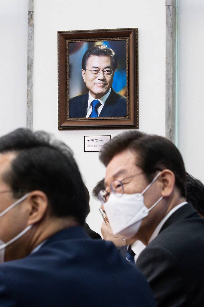 7일 서울 여의도 국회에서 열린 더불어민주당 최고위원회의장에 이재명 대표 뒤로 문재인 전 대통령의 사진이 걸려 있다.(사진=뉴스1)