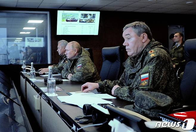 블라디미르 푸틴 러시아 대통령이 다국적 군사 훈련 ‘보스토크(동방)-2022’ 훈련을 참관했다. 푸틴 대통령의 오른쪽은 발레리 게라시모프 참모총장, 왼쪽은 세르게이 쇼이구 러시아 국방장관(사진에서 우측)이다. ⓒ 로이터=뉴스1 ⓒ News1 이서영 기자