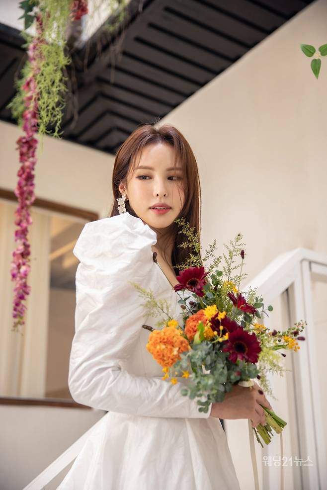 사진 : 웨딩드레스 클라라, 슈트 스플렌디노, 에디터 조윤예, 디렉터 고성송, 포토그래퍼 임호진(로미오프렌즈), 헤어 홍지 메이크업 박민경(알루), 플라워 서하플라워, 제품협찬 수야 ⓒwedding21news