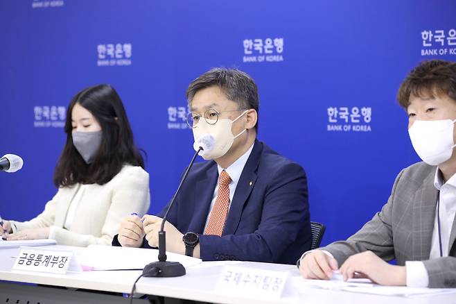 김영환 한국은행 금융통계부장이 7일 오전 서울 중구 한국은행에서 2022년 8월 국제수지(잠정)의 주요 특징을 설명하고 있다.