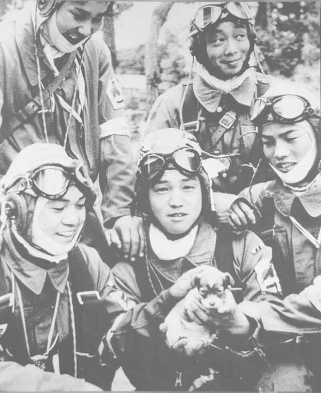 오키나와 전투에 특공대로 투입된 일본 소년병. 오월의봄 제공