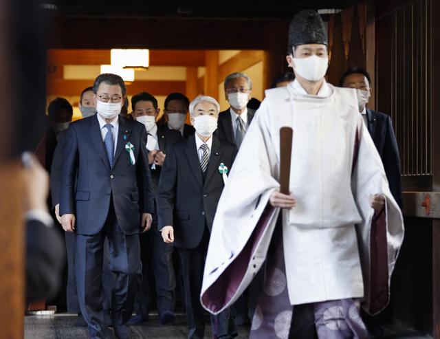 일본 여야 의원들이 2022년 야스쿠니 신사를 집단 참배하고 있다. 야스쿠니 신사에는 태평양전쟁 A급 전범이 합사돼 있다. 연합뉴스