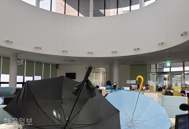 경북 울진군 죽변면사무소 직원들이 지난 4일 천장에서 떨어지는 빗물을 막기 위해 책상 위에 우산을 뒤집어 올려놨다. 독자제공