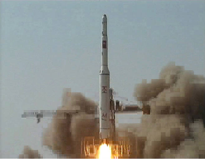 2012년 4월 13일 북한이 `광명성 3호' 인공위성 추진체라고 주장하는 장거리 로켓을 발사한 것으로 확인됐다. 사진은 지난 2009년 광명성 2호 발사모습. 연합뉴스