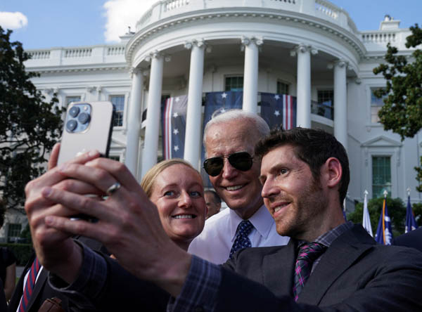 조 바이든 미국 대통령이 9월 13일(현지시간) 워싱턴 백악관에서 열린 인플레이션 감축법(IRA) 입법 기념행사에서 시민들과 사진을 찍고 있다. / 워싱턴DC 로이터=연합뉴스