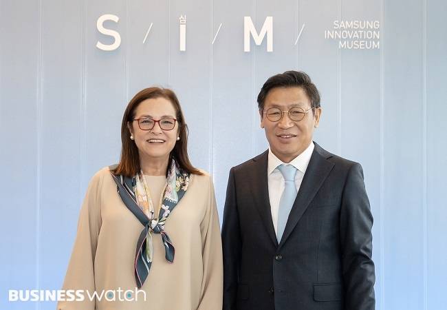 삼성전자 생활가전사업부장 이재승 사장(오른쪽)이 지난 4일 경기 수원시 삼성이노베이션뮤지엄에서 알렉산드라 힐 티노코 엘살바도르 외교부장관을 만나 미래 교육 지원에 대해 논의하고, '2030 부산세계박람회' 유치 지지를 요청했다./사진=삼성전자 제공