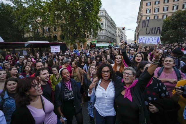 이탈리아 총선 이후인 지난달 28일 로마에서 열린 낙태권 옹호 시위에 많은 여성들이 참여했다. 낙태권
 축소를 공약으로 내건 극우 성향의 조르자 멜로니 대표의 총리 취임이 확실시되자 여성과 성소수자들의 권리가 축소될 수 있다는 
우려가 커지고 있다. 로마=AP 뉴시스