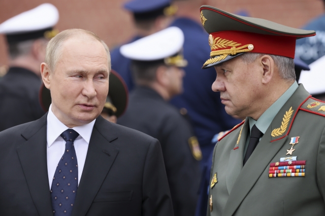 블라디미르 푸틴 러시아 대통령(좌)이 지난 6월 모스크바의 무명용사 묘소를 찾아 세르게이 쇼이구 국방장관(우)과 얘기하고 있다. 뉴시스 AP