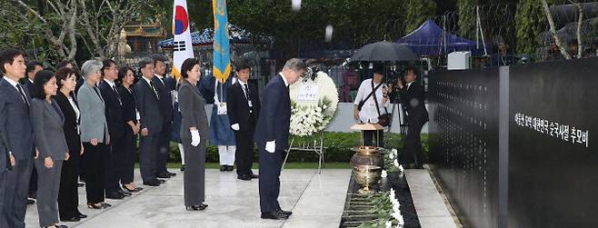 지난 2019년 9월 문재인 전 대통령이 아웅산 묘지를 찾아 대한민국 순국사절 추모비를 참배하고 있다. ‘아웅산 묘역 대한민국 순국사절 추모비’는 아웅산 테러에 사망하거나 부상당한 한국 각료와 수행원들을 기리기 위해 2014년 6월 건립됐다.(사진=연합뉴스)