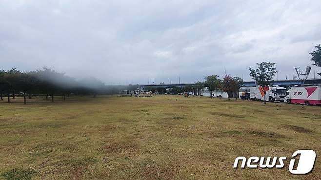'2022 서울 세계 불꽃축제'에 100만명의 인파가 몰렸지만 다음날 찾은 여의도 한강공원은 잘 정돈된 모습이다. ⓒ 뉴스1