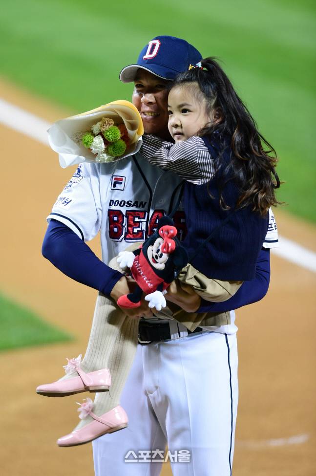 2017 KBO리그 플레이오프 1차전 두산 베어스와 NC 다이노스의 경기가 지난 10월17일 잠실야구장에서 열렸다. 두산 이현승이 500경기 출장 시상식 후 딸에게 축하 꽃다발을 받고 있다. 잠실 | 최승섭기자 thunder@sportsseoul.com