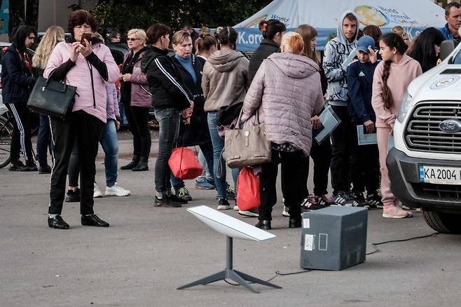 지난달 29일 우크라이나 제2 도시인 하르키우 시내에 설치된 스타링크의 위성 통신 설비. 우크라이나 당국이 사실상 국가 기간 통신망으로 활용 중이다. /AFP연합