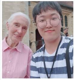 진관우 작가는 제인구달 박사님과의 만남을 통해 생명다양성에 대해 알리는 작가의 꿈을 품게 됐다고 밝혔다. 진관우 작가 제공