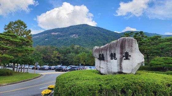 충남 계룡시에 있는 계룡대CC(육국체력단련장) 주차장에 차량이 빼곡하게 주차돼 있다. 계룡대CC는 지난 4일부터 일반인(비회원) 입장료를 대폭 인상했다. 신진호 기자