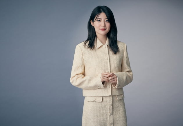 Actor Nam Ji-hyun is moved by Fan heart of BTS RMOn the 4th, Seoul Interview with TVN Little Women Nam Ji-hyun was held at a cafe in Gangnam-gu.Friend informed me that FM is having fun with our drama, said Nam Ji-hyun. I received a lot of contact around.Especially after the first broadcast, I was glad that I had a lot of contact with the friends, actors, directors, and PDs. Earlier, RM attracted attention by uploading TVN drama Little Women viewing certification shot on his Instagram story on the 3rd.On the other hand, Nam Ji-hyun, who was disassembled as the second misin-kyung station among the three sisters in Little Women, will come to our house at 4 pm on November 26 at the Seoul Sungshin Womens University Unjeong Green Campus Auditorium.and opens a solo fan meeting.