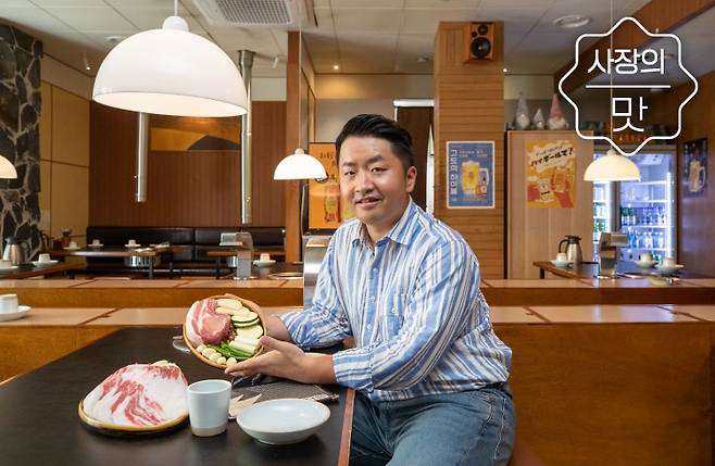 지난달 28일, 서울 마포구 고도식 2호점. 정동우 사장이 대표 메뉴인 '알등심'을 들고 웃고 있다. 고도식은 1990년대 빨간 벽돌집을 모티브로 인테리어를 만들었다./김지호 기자