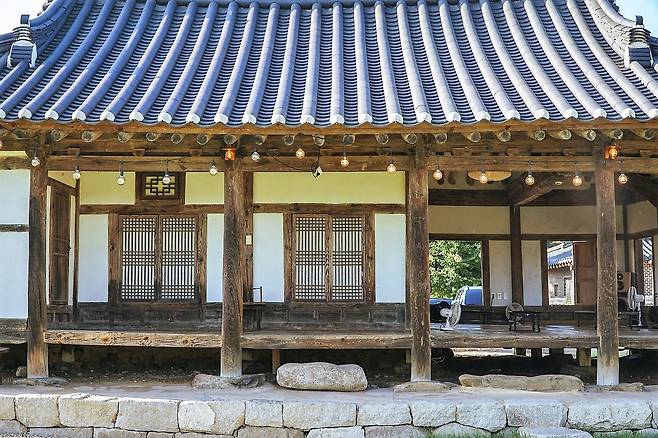 밀레니얼 세대들이 경북 문경의 전통 한옥을 이용해 운영중인 카페 '화수헌'./화수헌