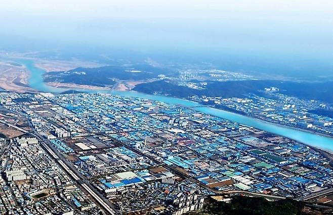 지방 경제를 살리기 위해 대기업을 유치하는 방안은 공장 자동화가 빠른 속도로 진행되면서 지방 고용을 늘리는 데 한계가 있다는 지적이 나오고 있다. 사진은 구미국가산업단지./구미시청