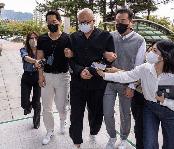 마약 투약 혐의를 받는 유명 작곡가 돈스파이크(본명 김민수)가 28일 오전 구속 전 피의자 심문(영장실질심사)을 받기 위해 서울 도봉구 서울북부지법에 출두하고 있다. 연합뉴스