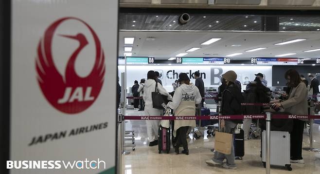 일본 자유 여행이 재개되면서 코로나19로 억눌렸던 여행 수요가 폭발적으로 늘고 있다. 사진은 12일 김포공항 국제선 출국수속 모습./사진=이명근 기자 qwe123@