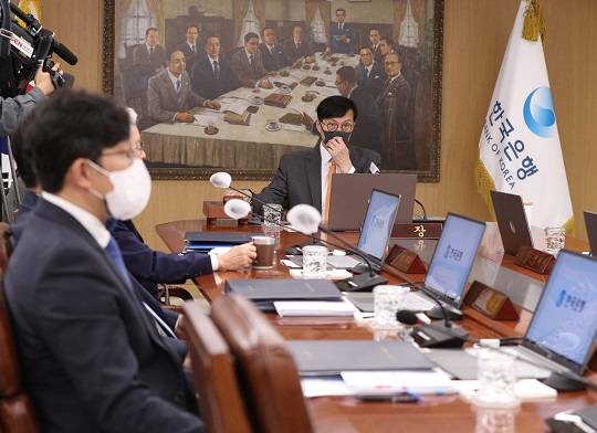 이창용 한국은행 총재가 12일 서울 중구 한국은행에서 열린 금융통화위원회 정기회의를 주재하고 있다. 사진=뉴시스