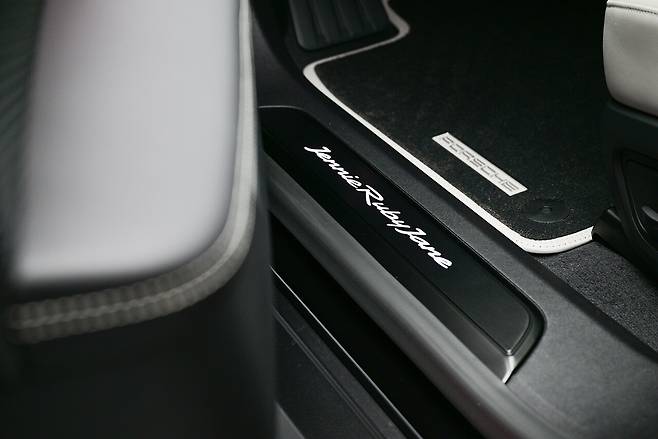 타이칸 4S 크로스 투리스모 포 제니 루비 제인(Taycan 4S Cross Turismo for Jennie Ruby Jane): 프런트 도어 엔트리 가드에