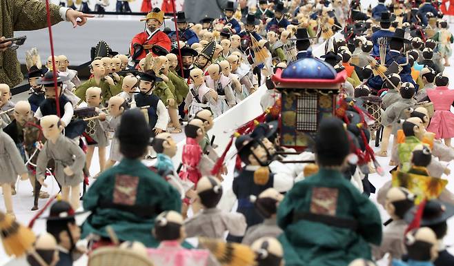 한지인형으로 재현한 조선통신사 행렬도./김동환 기자