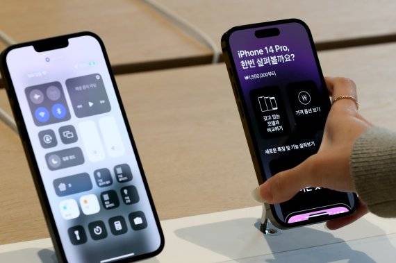 애플 아이폰14 시리즈가 국내에 정식 출시된 지난 7일 서울 중구 애플스토어 명동점에서 한 시민이 아이폰14프로를 살펴보고 있다. 뉴스1