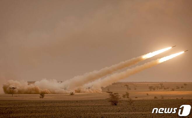 모로코 남동부에서 발사된 미국의 고속기동포병로켓시스템(HIMARS·하이마스) ⓒ AFP=뉴스1 ⓒ News1 김예슬 기자