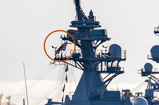 30일 훈련에 참가한 일본 해상자위대 아사히급 구축함. 해자대 부대기인 욱일기가 게양된 것이 보인다. 미 해군 트위터 사진