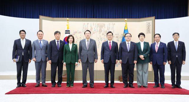 윤석열 대통령이 14일 오후 서울 용산 대통령실 청사에서 나경원 저출산고령사회위원회 부위원장, 석동현 민주평화통일자문회의 사무처장에게 임명장을 수여한 뒤 기념촬영을 하고 있다. 연합뉴스