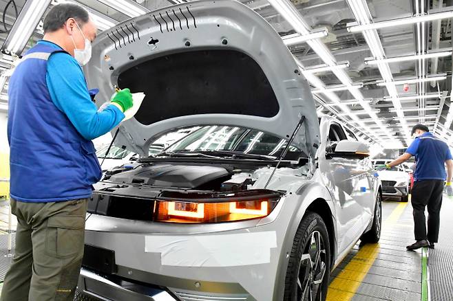 전기차의 판매 호조에 힘입어 국내 자동차 산업 생산·내수·수출이 지난 9월까지 2개월 연속 뛴 것으로 조사됐다. 사진은 아이오닉5 울산 생산라인. /사진=현대차