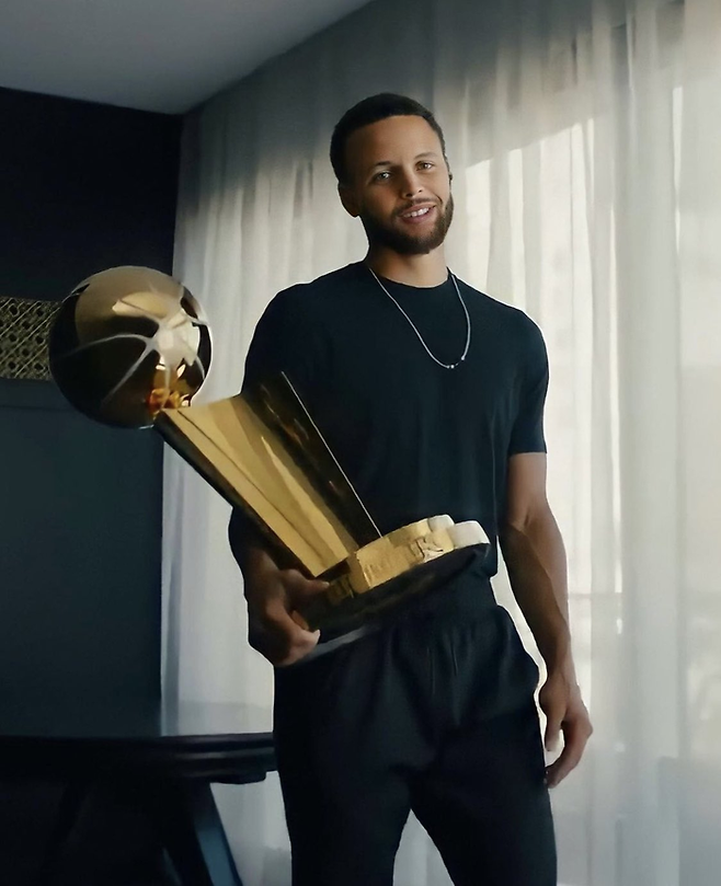 스테픈 커리가 르브론 제임스에 이어 NBA 연봉 2위에 책정됐다. 워리어스 마우스 제공