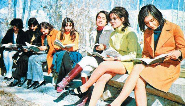 1971년 이란 테헤란대 여학생들이 미니스커트를 입고 책을 읽는 모습. /위키피디아