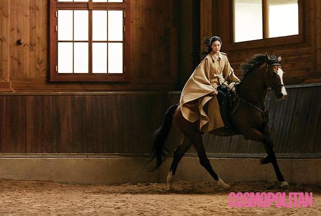 트렌치 케이프 가격미정 끌로에. 승마 채찍 가격미정 에르메스. 승마 팬츠, 승마 부츠 본인 소장품.