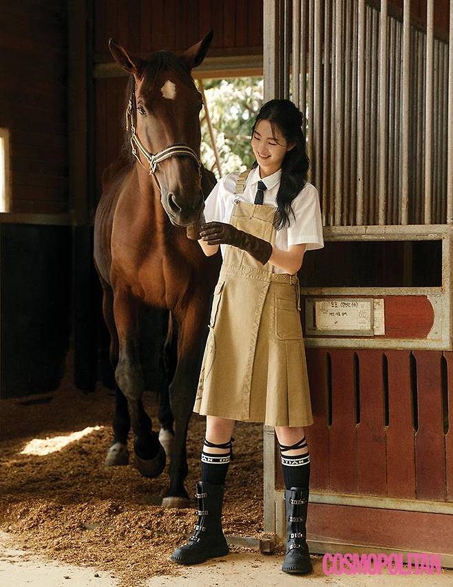 오버올 드레스, 셔츠, 타이, 니삭스, 러버 부츠 모두 가격미정 디올. 가죽 장갑 가격미정 위크엔드 막스마라.