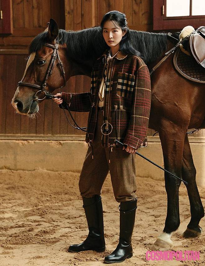 재킷 3백59만원 버버리. 셔츠 2백63만원 루이 비통. 팬츠 50만원대, 벨트 29만원대, 승마 부츠 가격미정 모두 폴로 랄프 로렌. 승마 채찍 가격미정 에르메스.